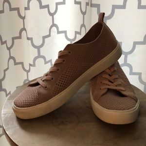 Mesh textile upper sneaker